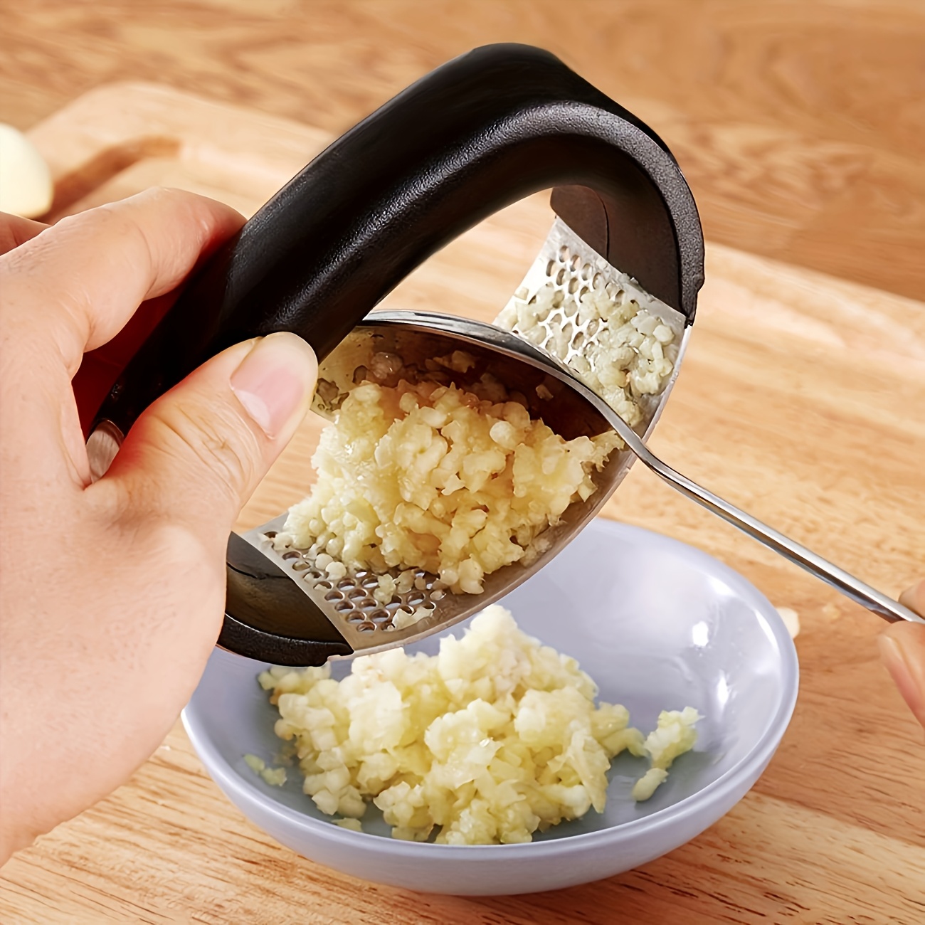 Stainless Steel Garlic Press - Easy-Clean, Portable & Compact Kitchen Tool for Crushing and Chopping Garlic, Perfect for All Seasons, Durable & Stylish Design, Garlic Crusher, Garlic Pres, Garlic Crusher/press, Garlic Chopper, Kitchen Accessory, Kitc - Image 3