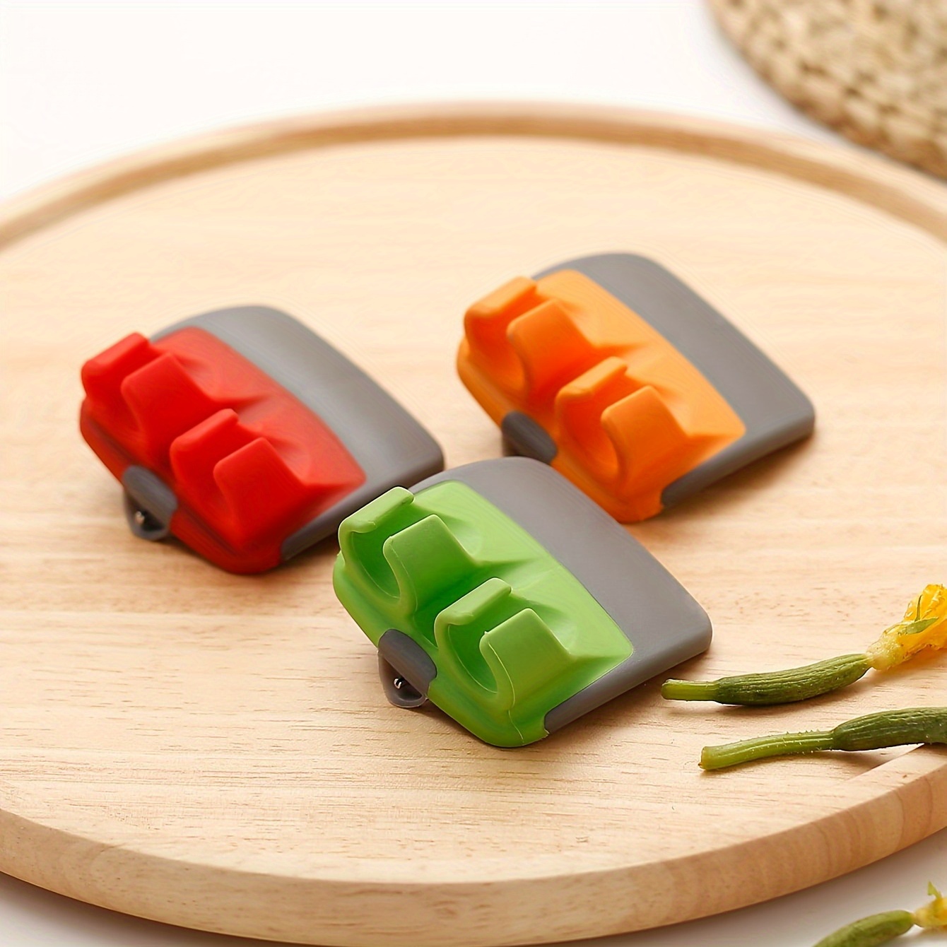 A Stainless Steel Handheld Peeler, Effortlessly Peels Fruits And Vegetables, Non-Electric, Suitable for Ingredients Like Carrots And Pumpkins, Complies with Food Contact Safety Standards. A Festive Small Gift, Random Color, a Kitchen Essential - Image 4