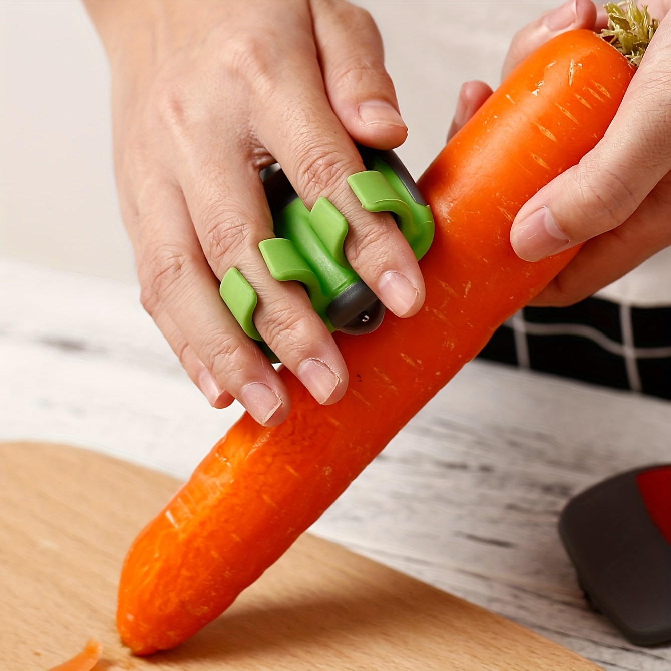 A Stainless Steel Handheld Peeler, Effortlessly Peels Fruits And Vegetables, Non-Electric, Suitable for Ingredients Like Carrots And Pumpkins, Complies with Food Contact Safety Standards. A Festive Small Gift, Random Color, a Kitchen Essential