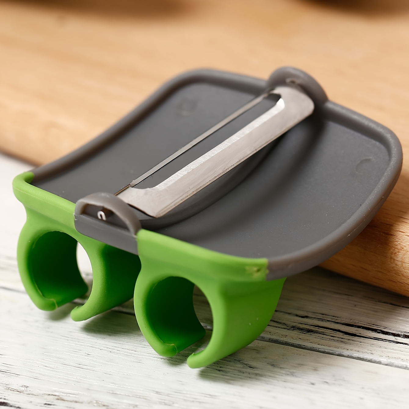 A Stainless Steel Handheld Peeler, Effortlessly Peels Fruits And Vegetables, Non-Electric, Suitable for Ingredients Like Carrots And Pumpkins, Complies with Food Contact Safety Standards. A Festive Small Gift, Random Color, a Kitchen Essential - Image 2